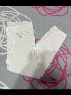 Apt. 9 White Distressed Ankle Jeans